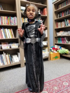 2019-10-31 Halloween @SJA (13) a Vampire in the Library